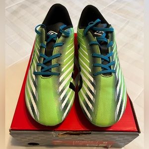Umbro Arturo 2.0 Boys Size 6 outdoor soccer cleats, Green/Black
